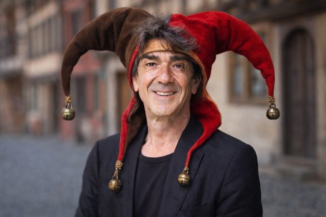 Jens Wachholz als Till Eulenspiegel. Foto von Heinrich Breiter, mit KI bearbeitet.